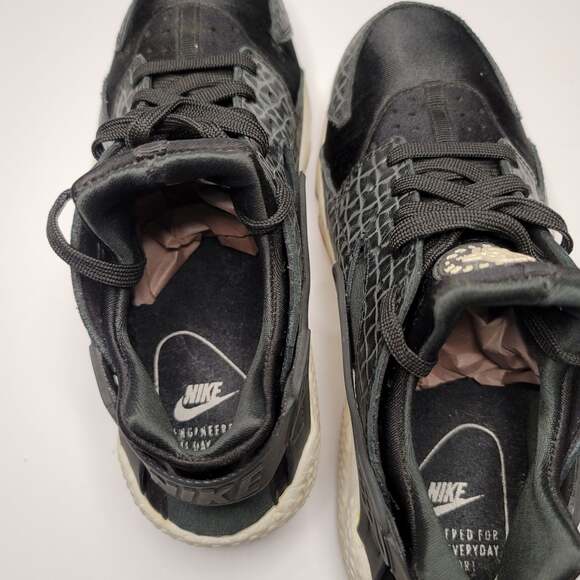 Nike Air Huarache Athletic Shoe - Picture 2 of 7